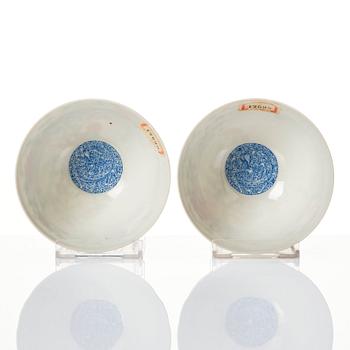 A pair of Chinese bowls, 20th Century.