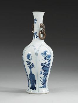 A blue and white vase, Qing dynasty, Kangxi (1662-1722).