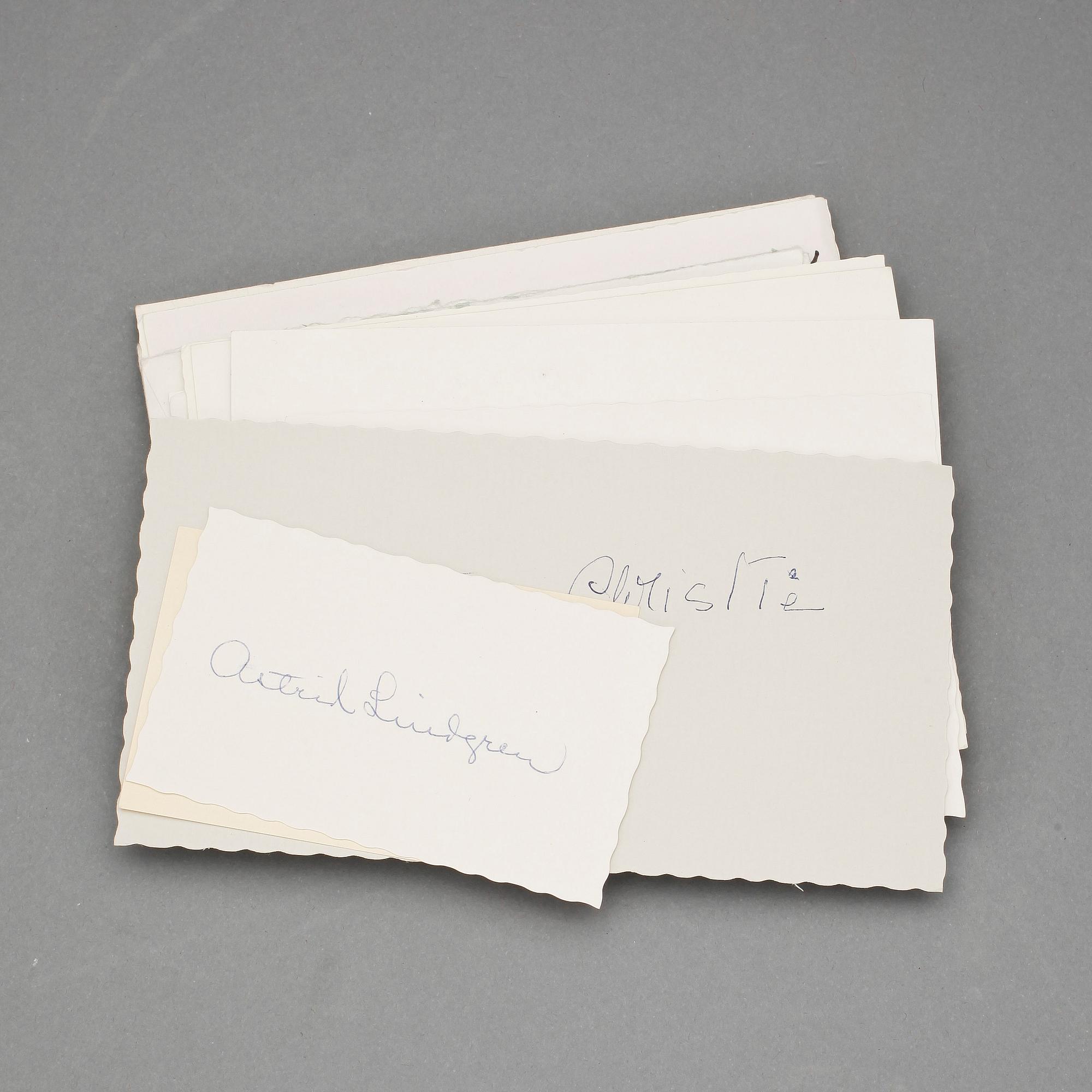 AUTOGRAFPARTI MED FÖRFATTARE, 33 st, bla Selma Lagerlöf, Tove Jansson, P.D. James, Agatha Christie,egenhändiga 1900-tal.