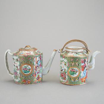 TEKANNOR, 2 st, porslin, Kina, omkring 1900.