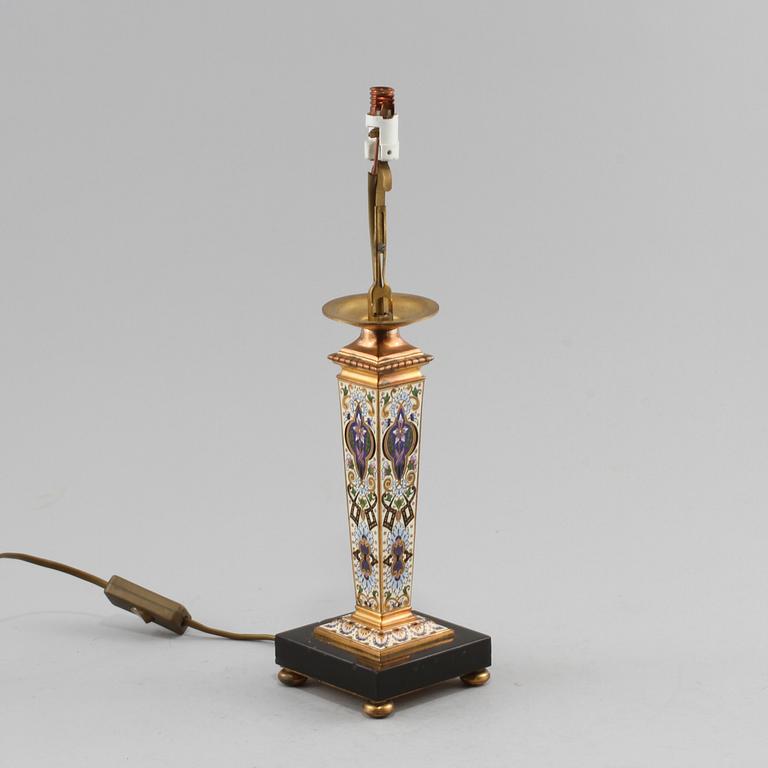 BORDSLAMPA, cloisonné, A. Stubbe, Berlin, Tyskland, omkring 1900-talets mitt.