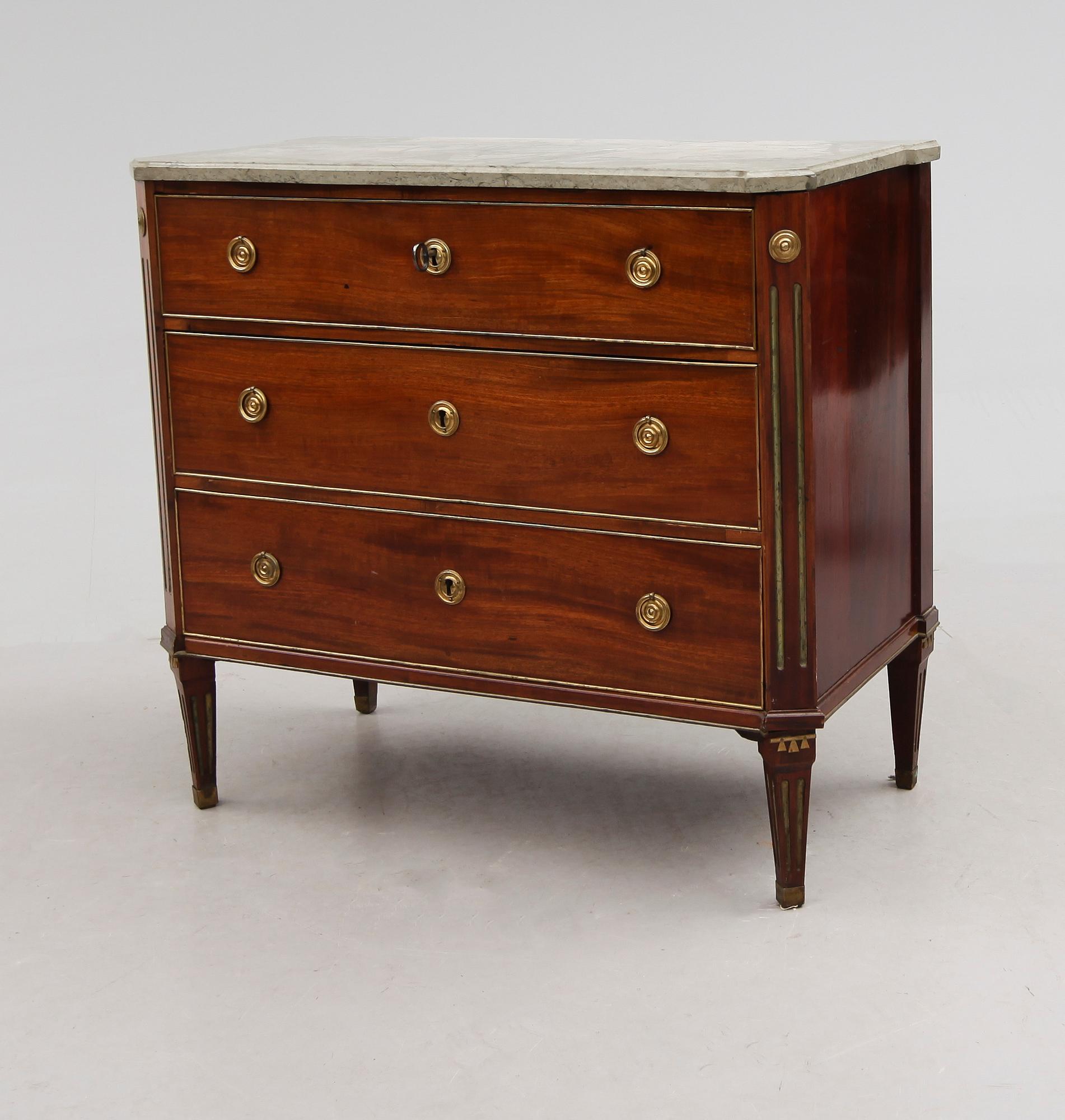 BYRÅ, sengustaviansk, omkring år 1800.