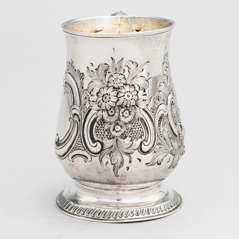 A sterling silver mug, maker's mark of John King, London 1775.