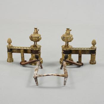 ELDHUNDAR, ett par, förgylld brons, Louis XVI-stil, 1800-talets andra hälft.