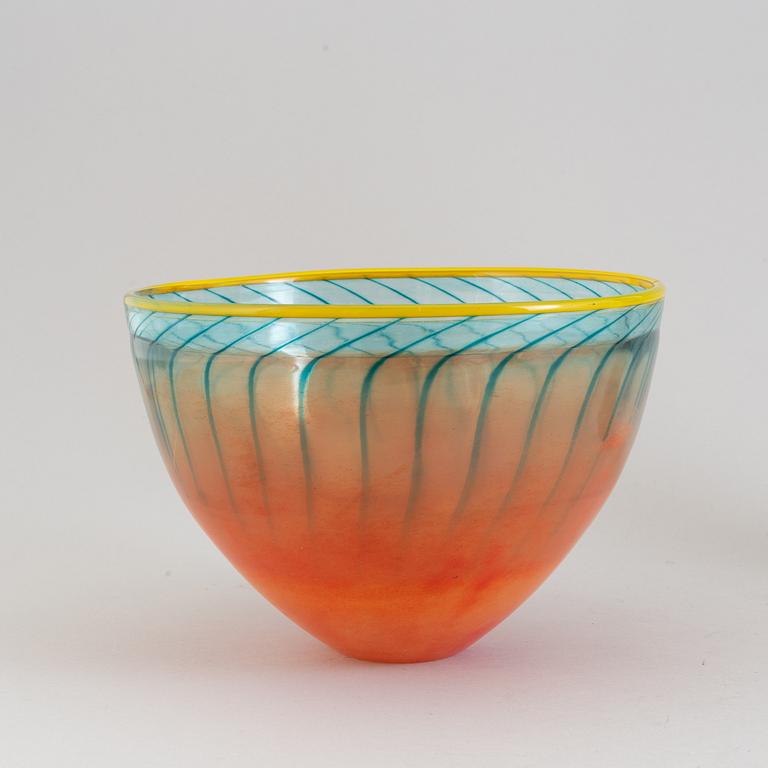 KJELL ENGMAN, skål samt VAS, glas. Kosta Boda Artist Collection.