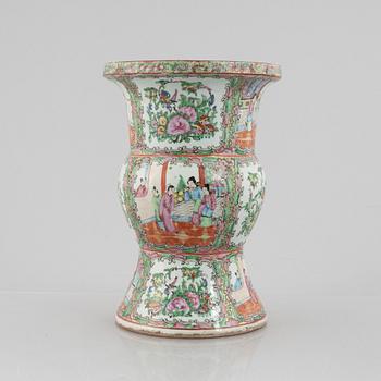 A Canton porcelain vase, China, Qing dynasty, around 1900.