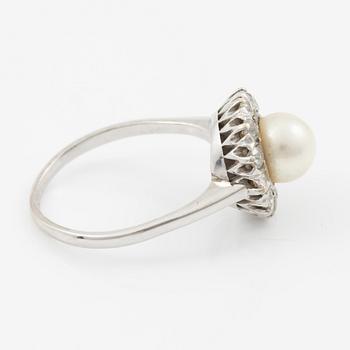 Ring in 18K white gold with a cultured pearl and old-cut diamonds.