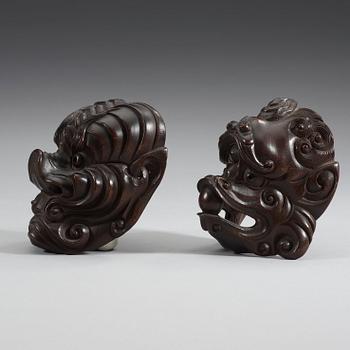 NETSUKES, två stycken, trä. Japan, Meiji (1868-1912). Signerade.