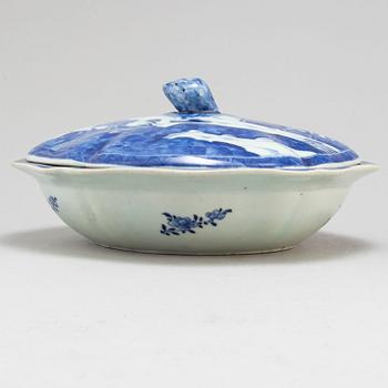 A blue and white vegetable tureen with cover, Qing dynasty, Jiaqing (1796-1820).