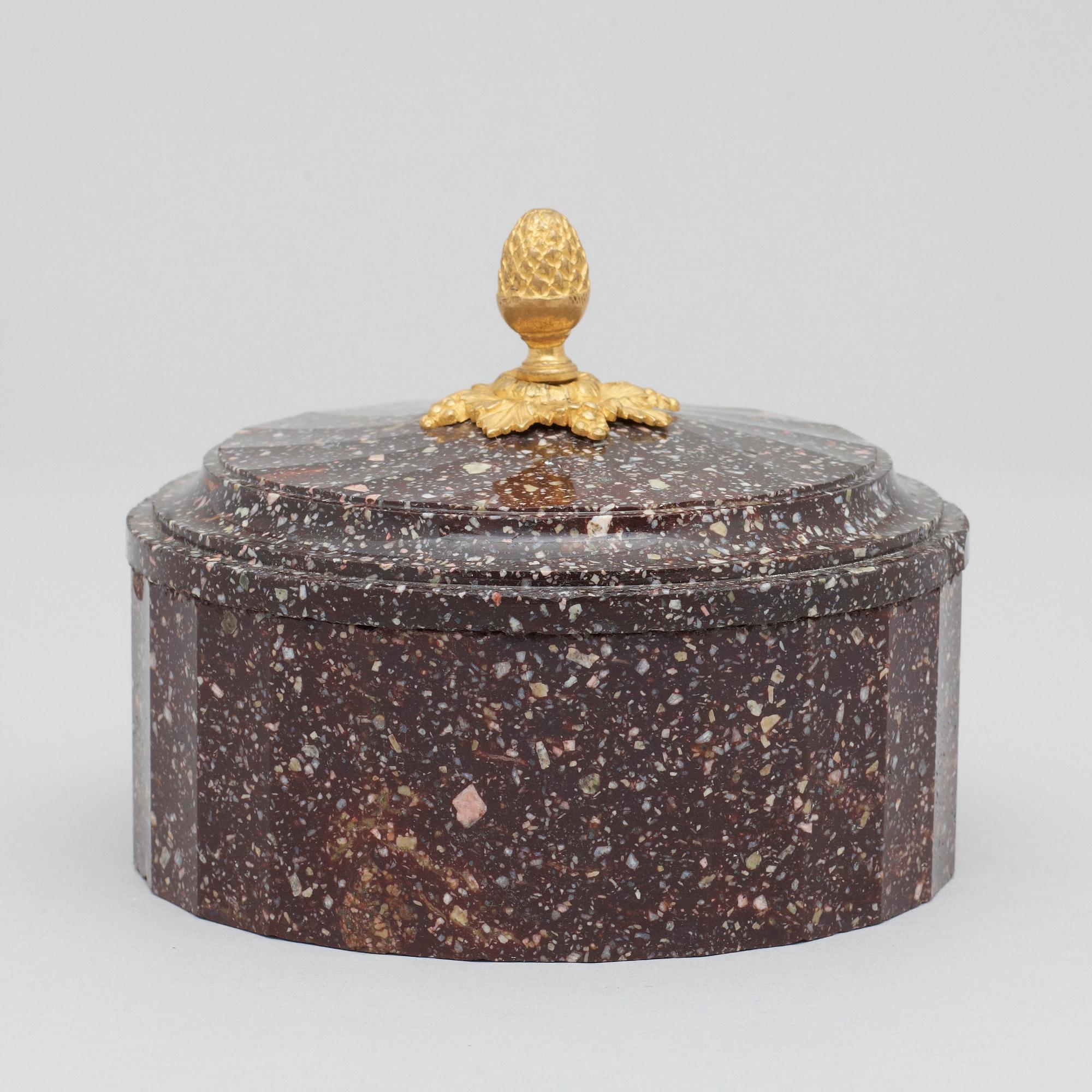 SMÖRASK MED LOCK. Älvdalen, 1800-talets början. Empire.