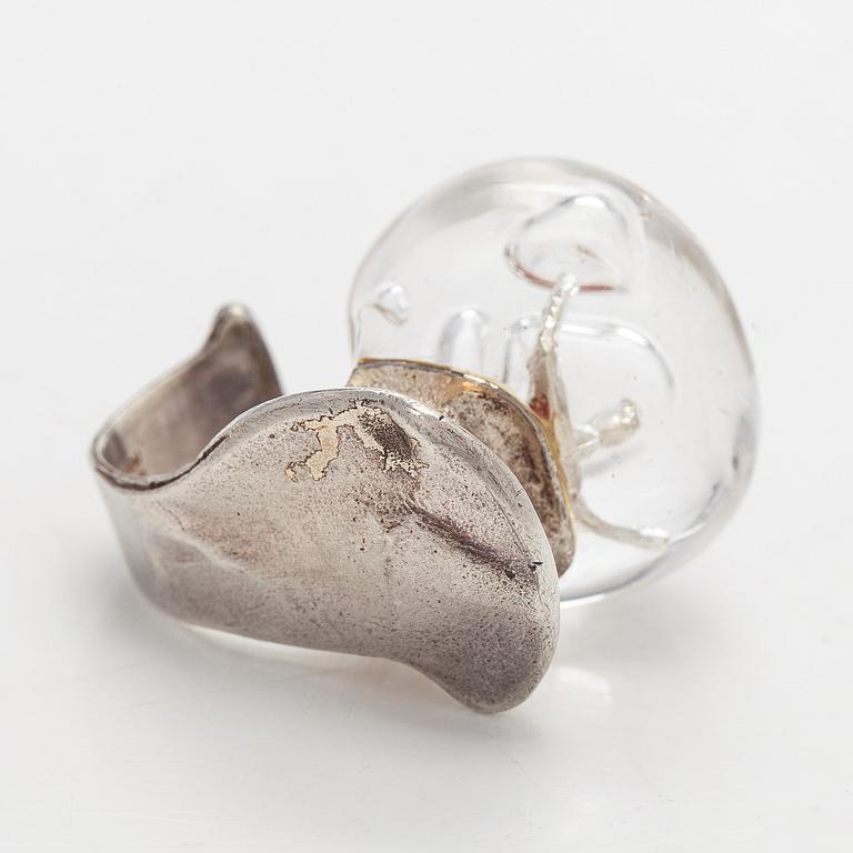 Björn Weckström, sormus, ”Mies kosmoksessa”, akryyli, hopea, Lapponia 1972.