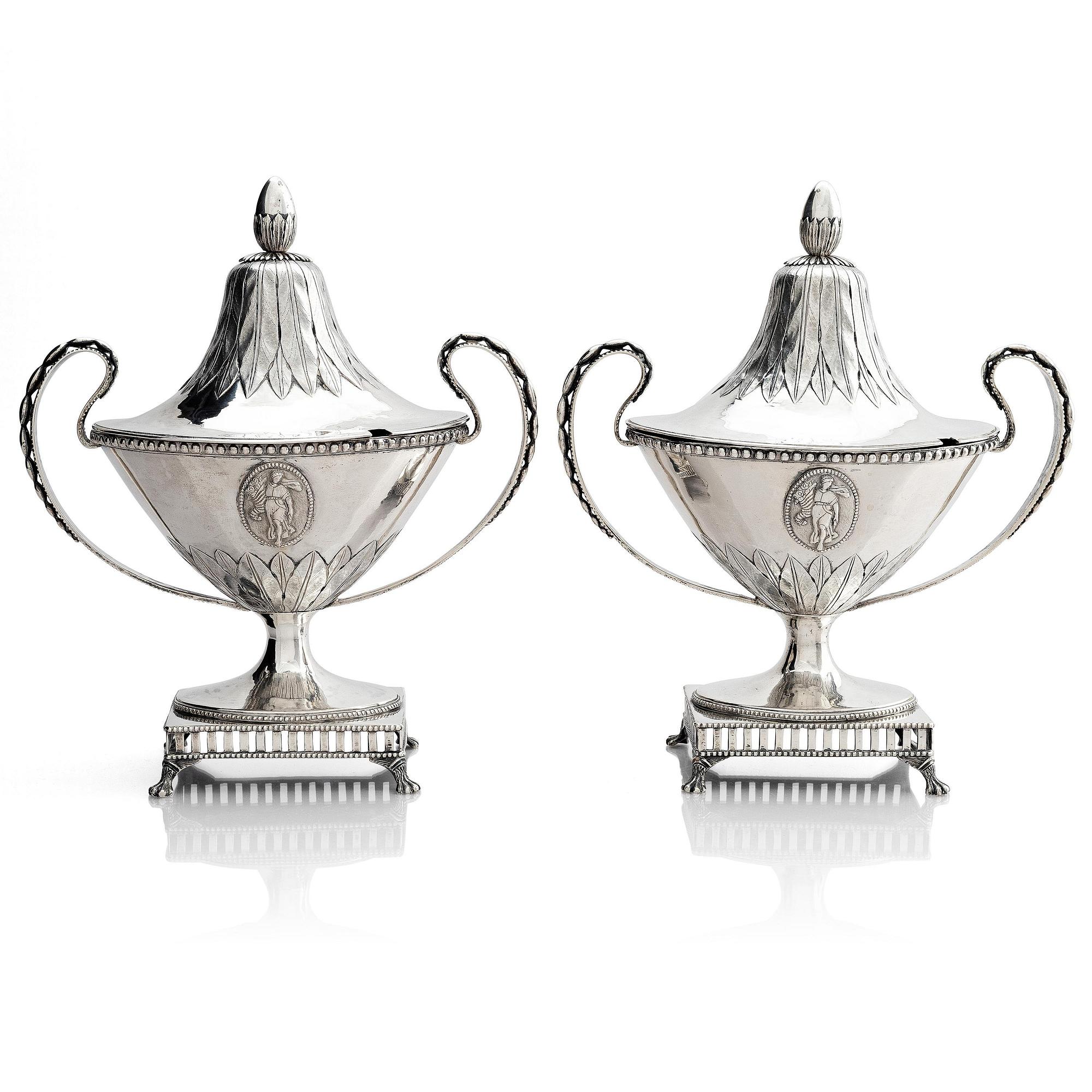 Gustaf Henrik Sidwall, sockerskålar med lock, ett par, silver, Norrköping 1793. Gustavianska.