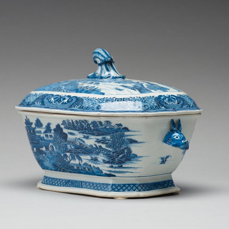 A blue and white tureen with cover, Qing dynasty, Qianlong (1736-95).