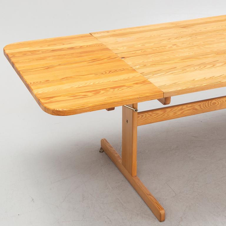 A pine dining table of shaker model, second half of the 20th century.