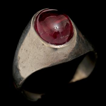 RING, sterlingsilver med cabochonslipad turmalin, 1900/2000-tal. Vikt 7 g.