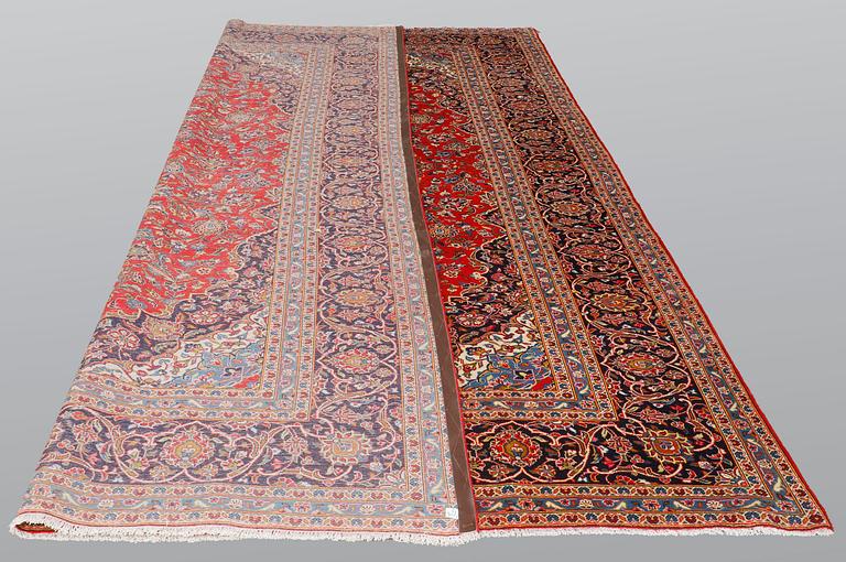 A carpet, Kashan, ca 410 x 287 cm.