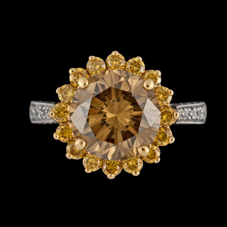 RING, briljant diamant, 3.60 ct, kvalitet fancy brown samt briljantslipade gula diamanter, tot. ca 0.60 ct.