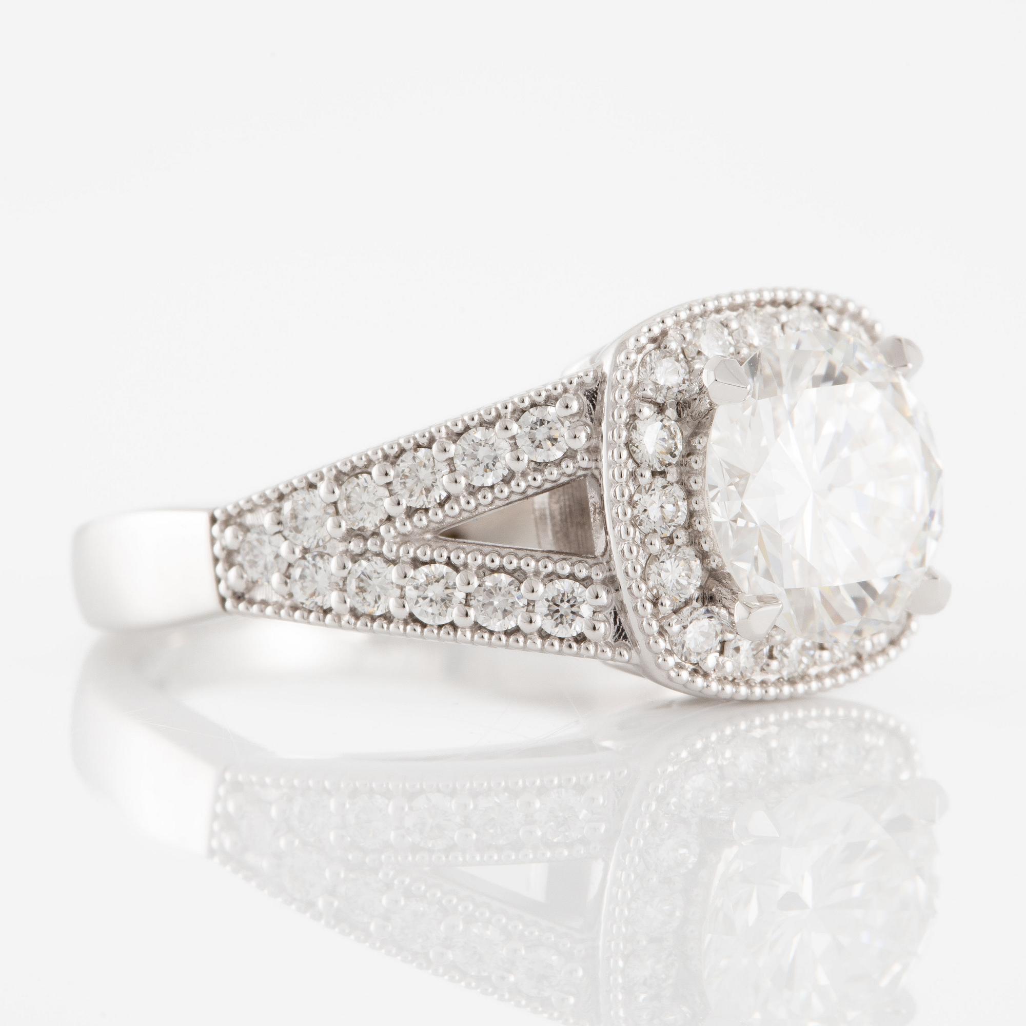 Ring, 18K vitguld med briljantslipad diamant 1.96 ct. Medföljande IGI report.