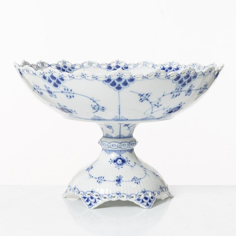 Royal Copenhagen, Bowl on foot, "Musselmalet Helblonde", Denmark, 1979-83.