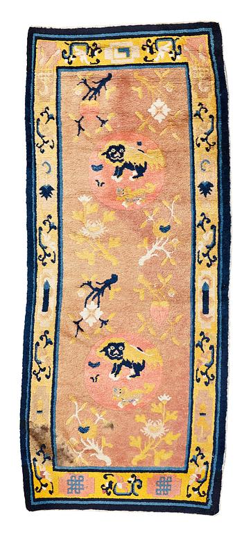 A RUG, a semi-antique Ningxia, ca 167,5 x 69,5 cm.