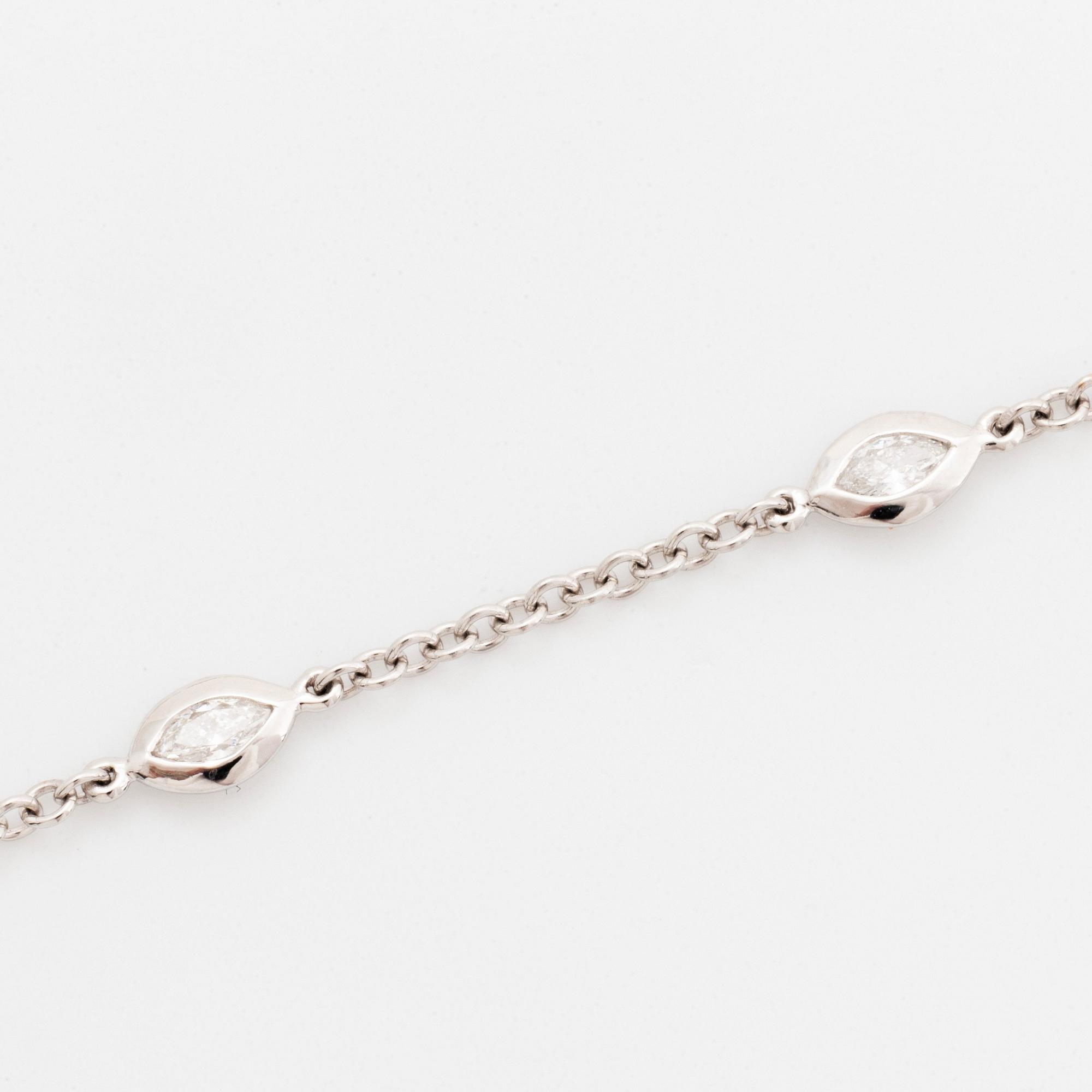 Collier 18K vitguld med markisformade briljantslipade diamanter.