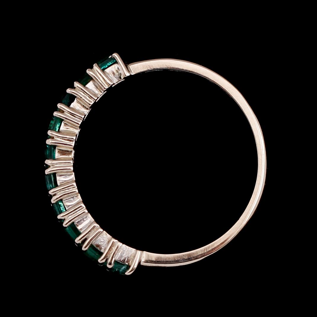 RING, 18 k vitguld, gröna stenar, svenska stämplar 1983, total vikt ca 3 g.
