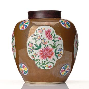 A famille rose and cappuciner brown jar, Qing dynasty, Qianlong (1736-95).