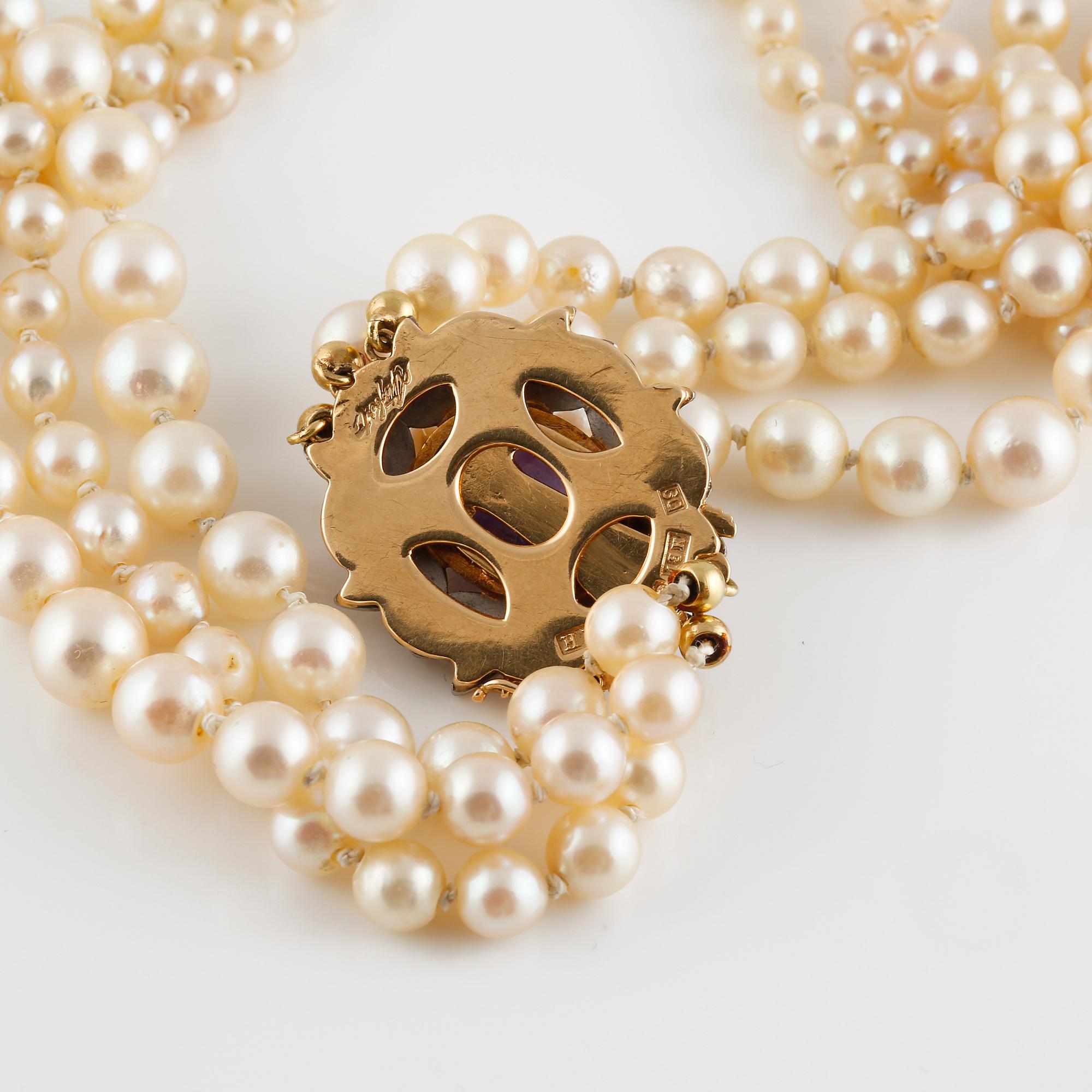 COLLIER, odlade pärlor med lås i 18K guld med diamanter och cabochonslipad ametist, Stigbert för Engelbert, Stockholm.