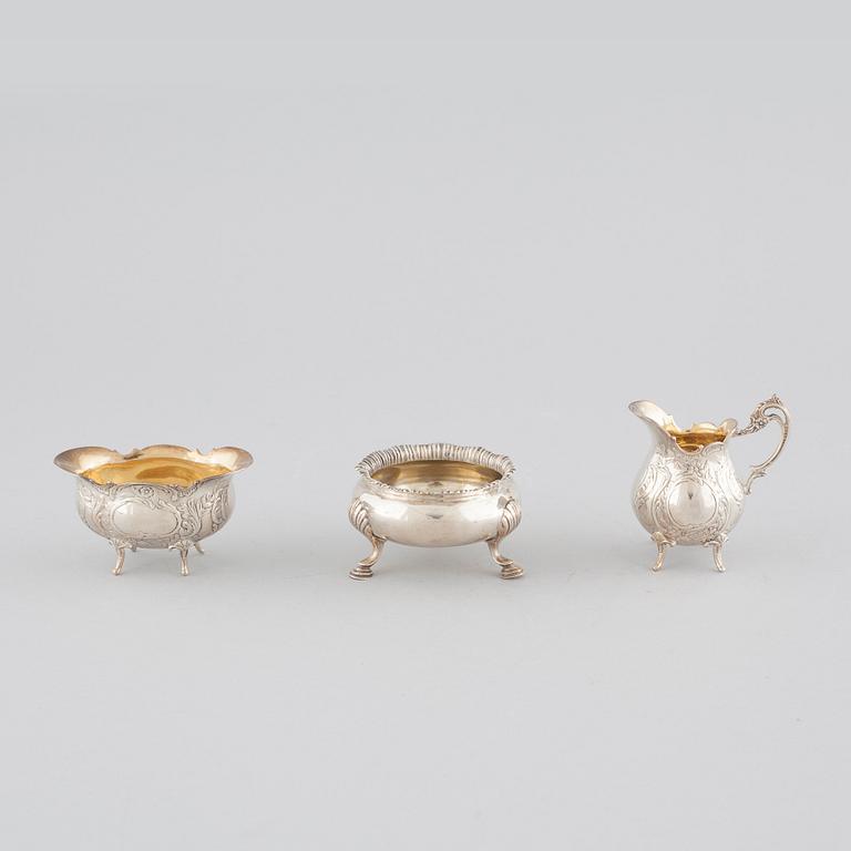 SOCKERSKÅLAR, 2 st samt GRÄDDKANNA, silver, London 1884 respektive Malmö, 1974. Vikt 226 g.