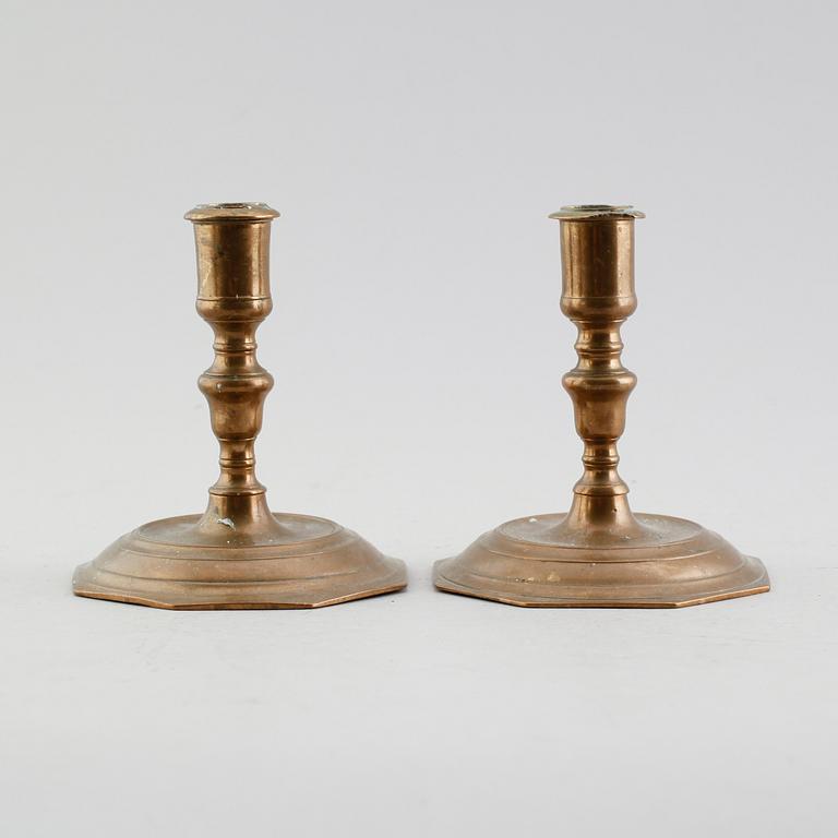 LJUSSTAKAR, 1 par, mässing, 1700-tal.