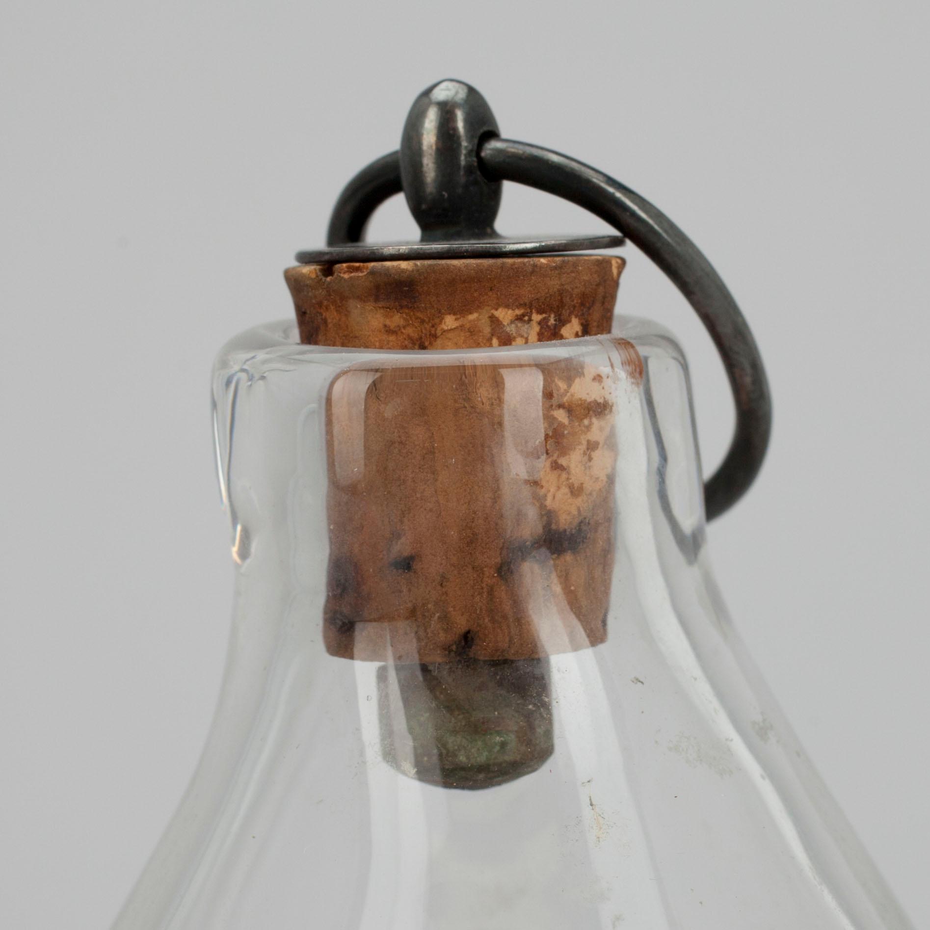 FLASKA, glas, "Kaivonkatsoja" signerad Kaj Franck, Th. Käppi Iittala, 1940-tal.