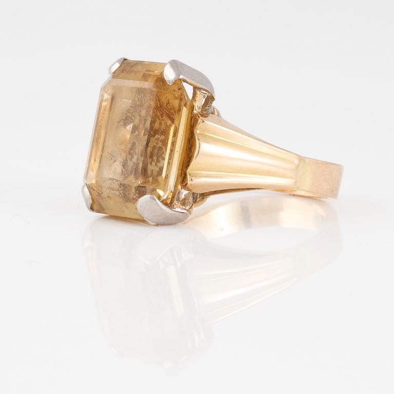 RING, med fasettslipad citrin.