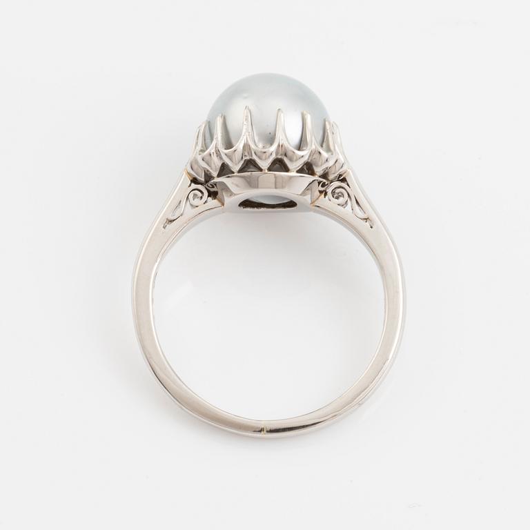 Ring with cultured Tahitian pearl.