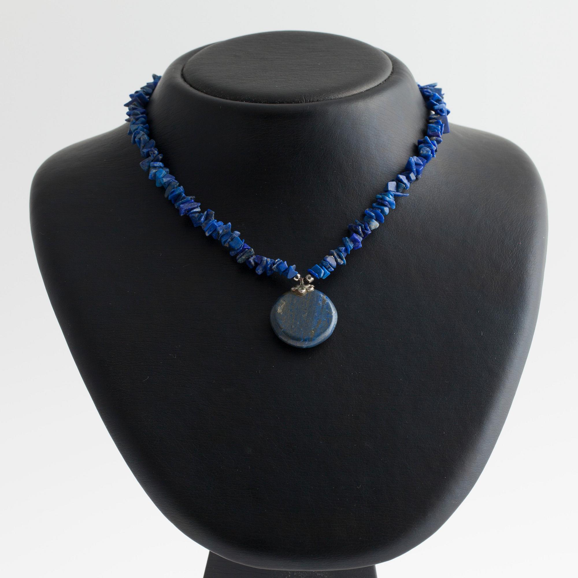 HÄNGSMYCKE, lapis lazuli, silverlås. 1900-talets slut.