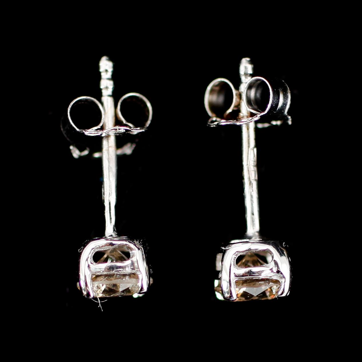 ÖRHÄNGEN, 1 par, 14 k vitguld, briljantslipade diamanter tot ca 0,75 ct.