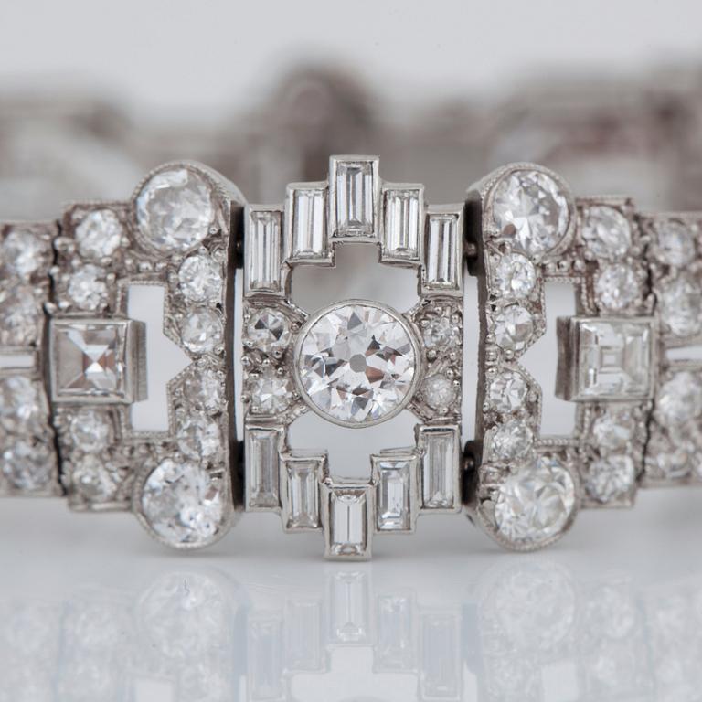 ARMBAND, Art Déco, med gammal- samt baguetteslipade diamanter totalt ca 15.00 ct.