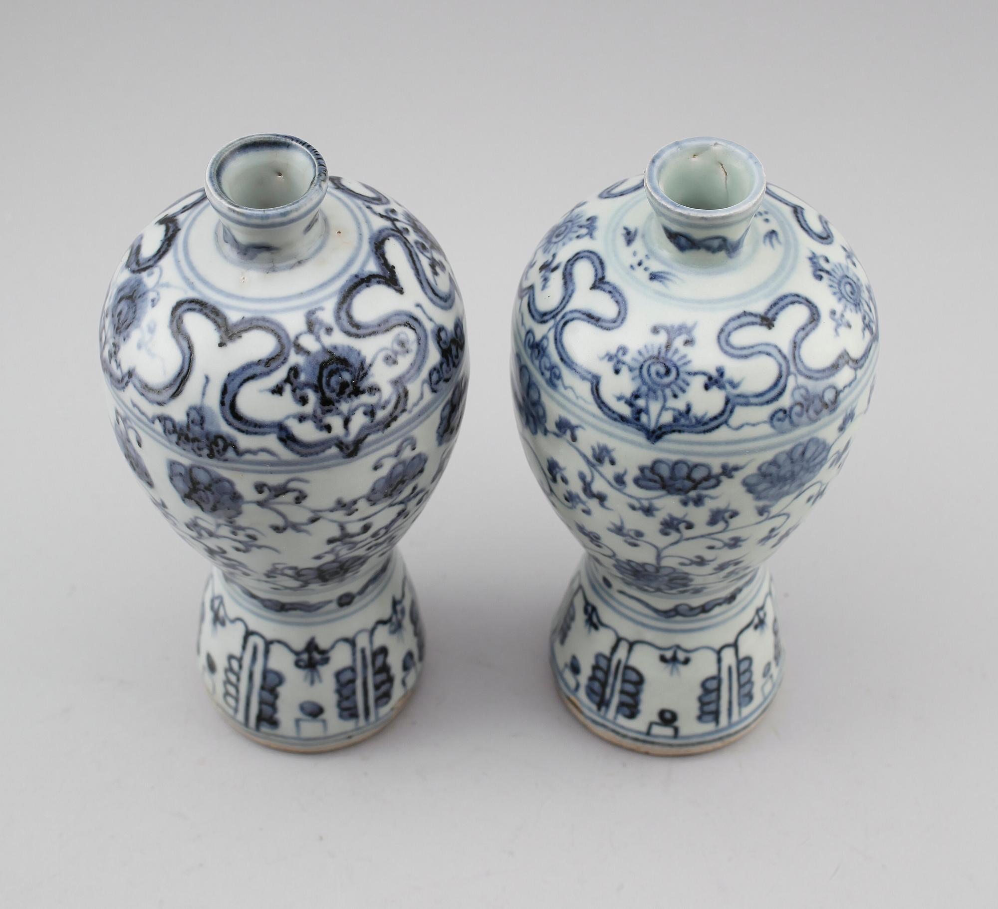 VASER, 1 par, porslin, Mingstil, Kina, sannolikt 1900-tal.