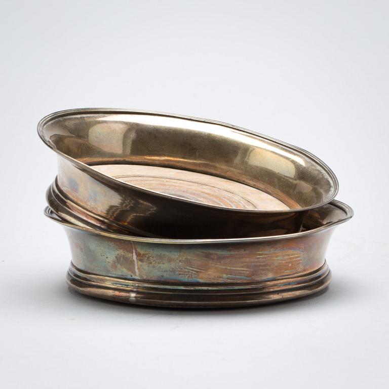COASTERS, ett par, silver, London, England. Total vikt ca 469 g.