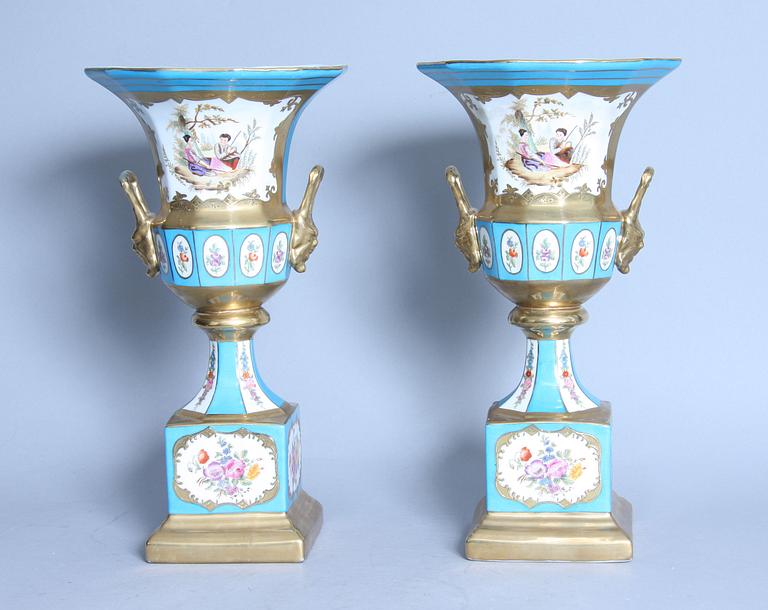 PRAKTURNOR, ett par, porslin, Frankrike, 1900-tal.