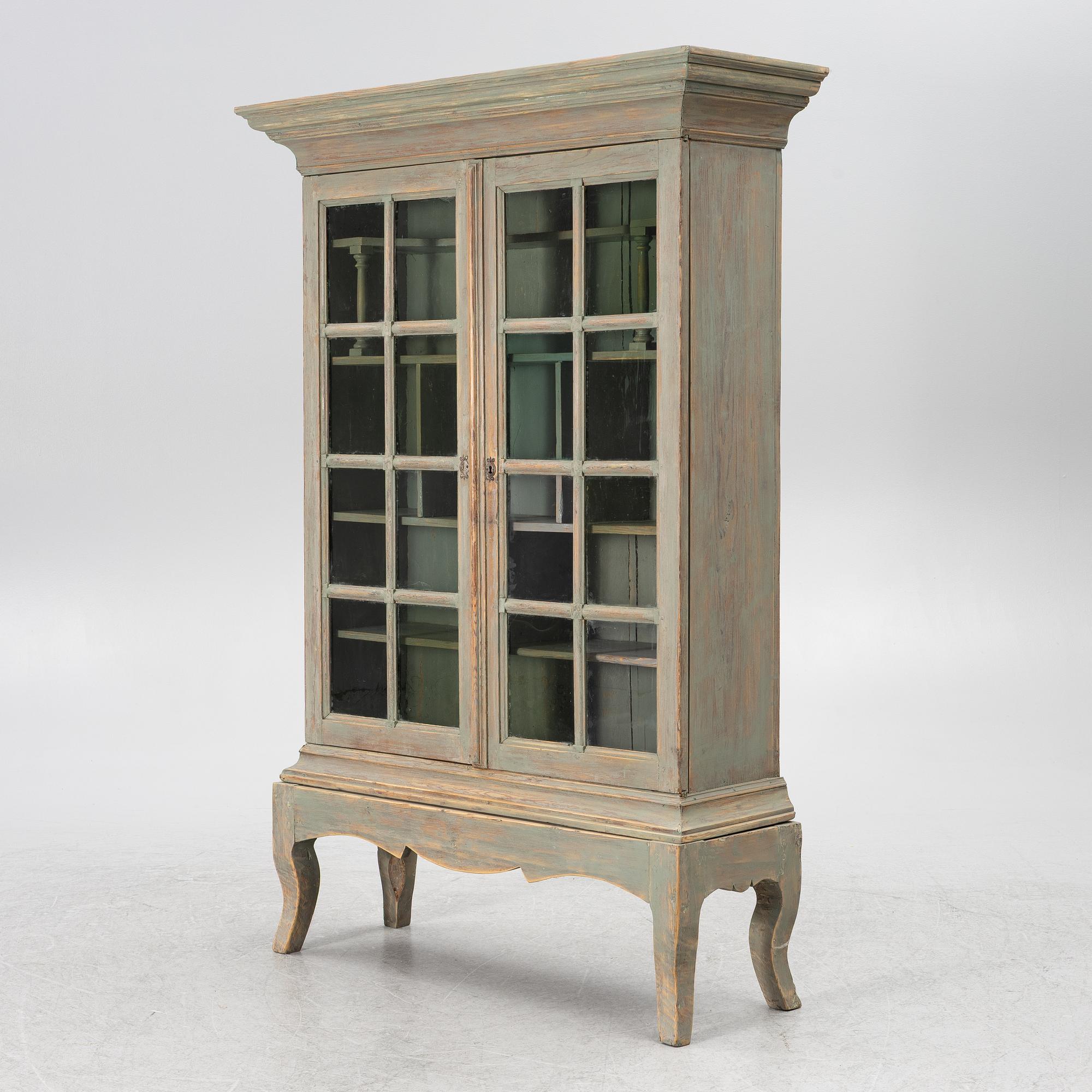 Vitrinskåp, Sverige, 1700-talets andra hälft, Rokoko.