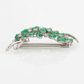 Brooch 18K white gold with drop-shaped emeralds and round brilliant-cut and old-cut diamonds.