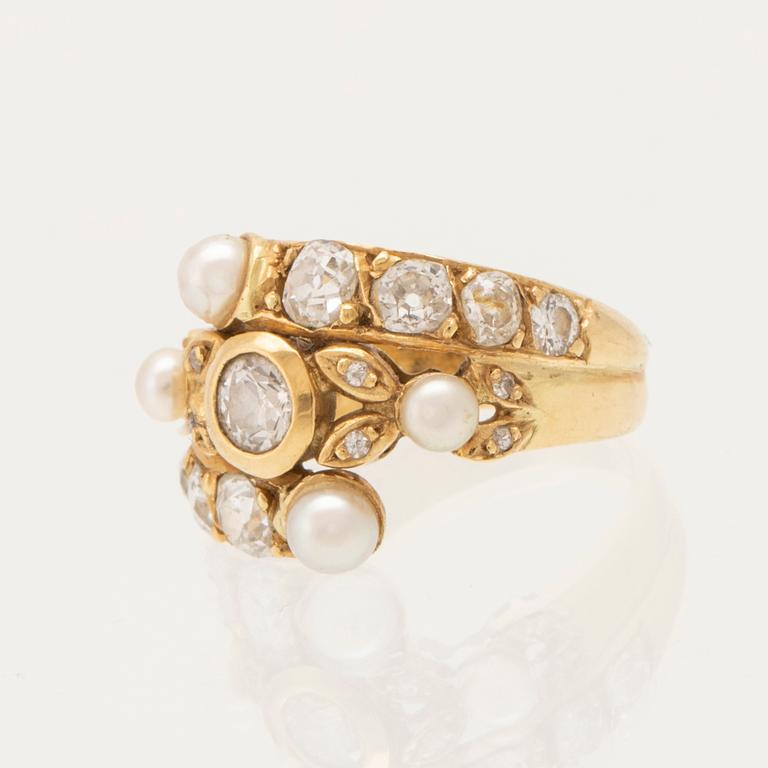 Ring in 18K gold with old-cut diamonds and cultured pearls.