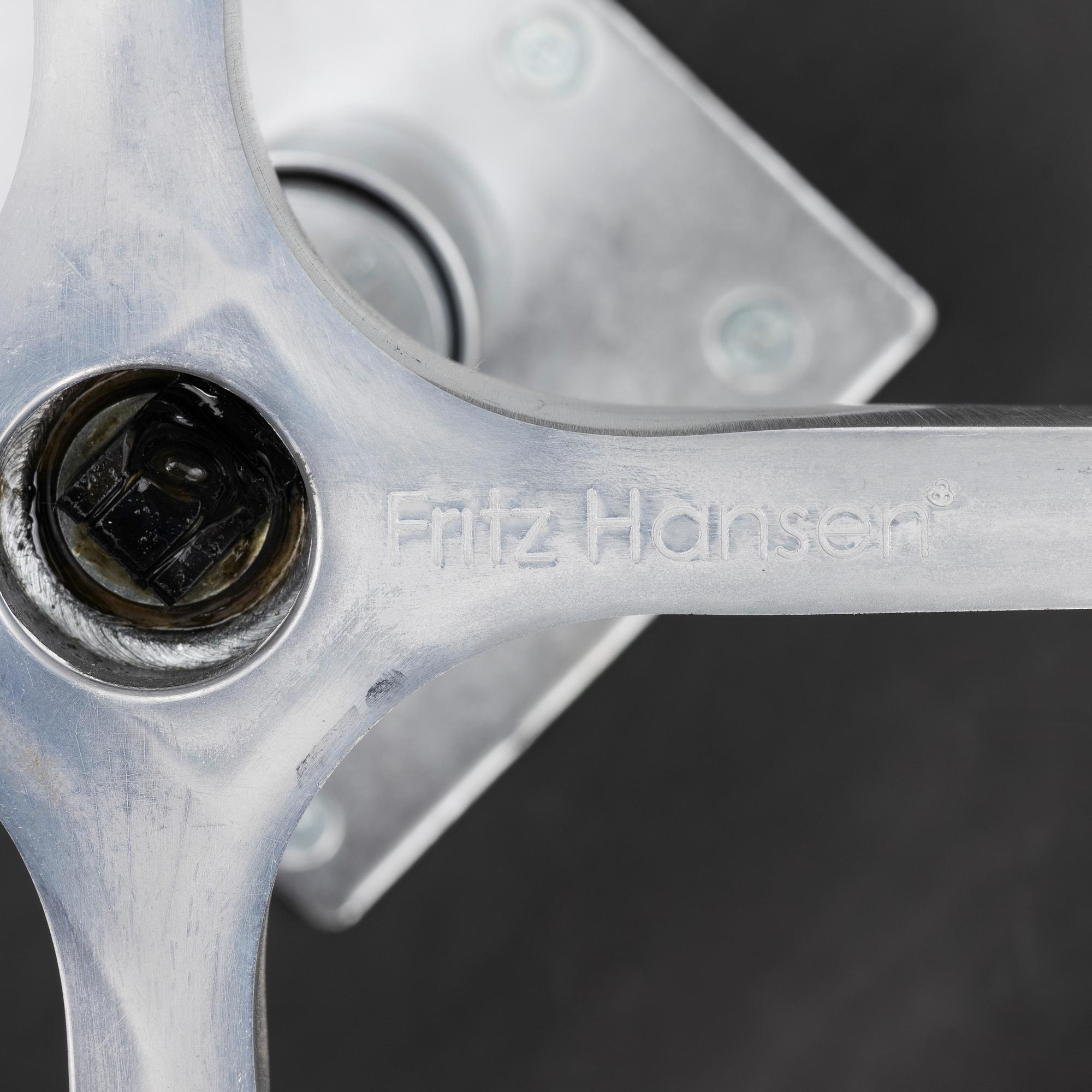 Arne Jacobsen, fåtölj, "Svanen", Fritz Hansen, 2006.