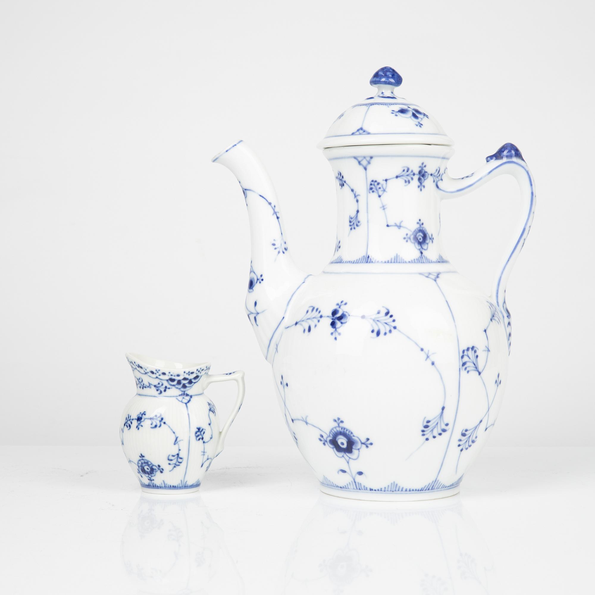 Royal Copenhagen, kaffe och teservis, porslin, "Musselmal", 35 delar, Danmark.