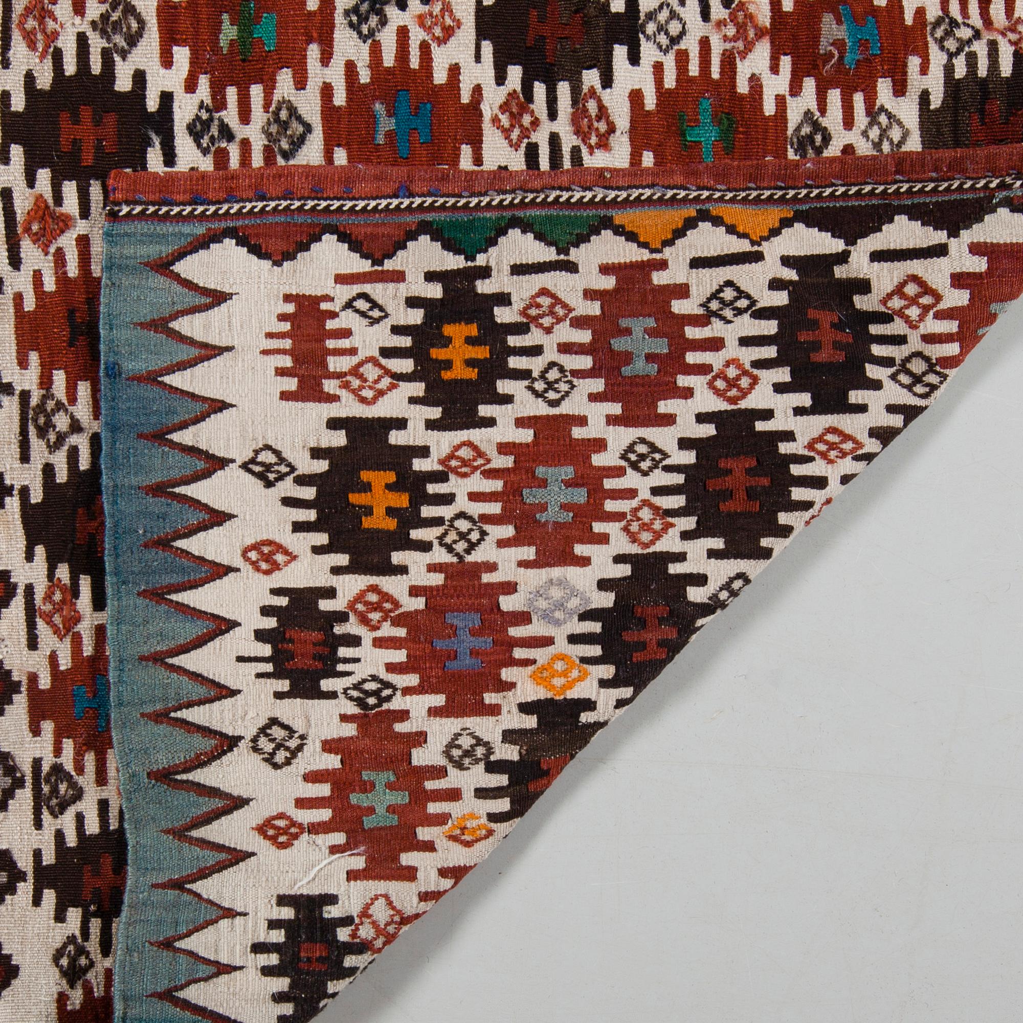 KELIM, VÄSKA OCH MATTA, antika. Väskan 107x47 cm, höjd 38 cm. Mattan 107x59 cm.