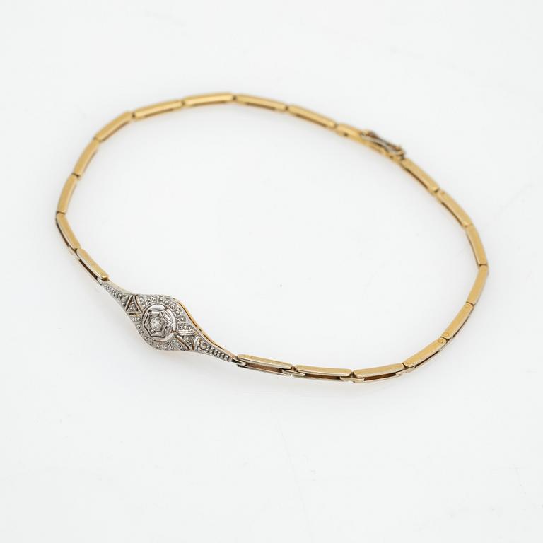 Bracelet, 18K gold with a centre piece set with diamonds.