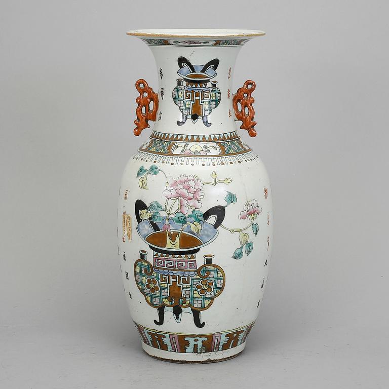 GOLVVAS, porslin. Kina, omkring 1900.