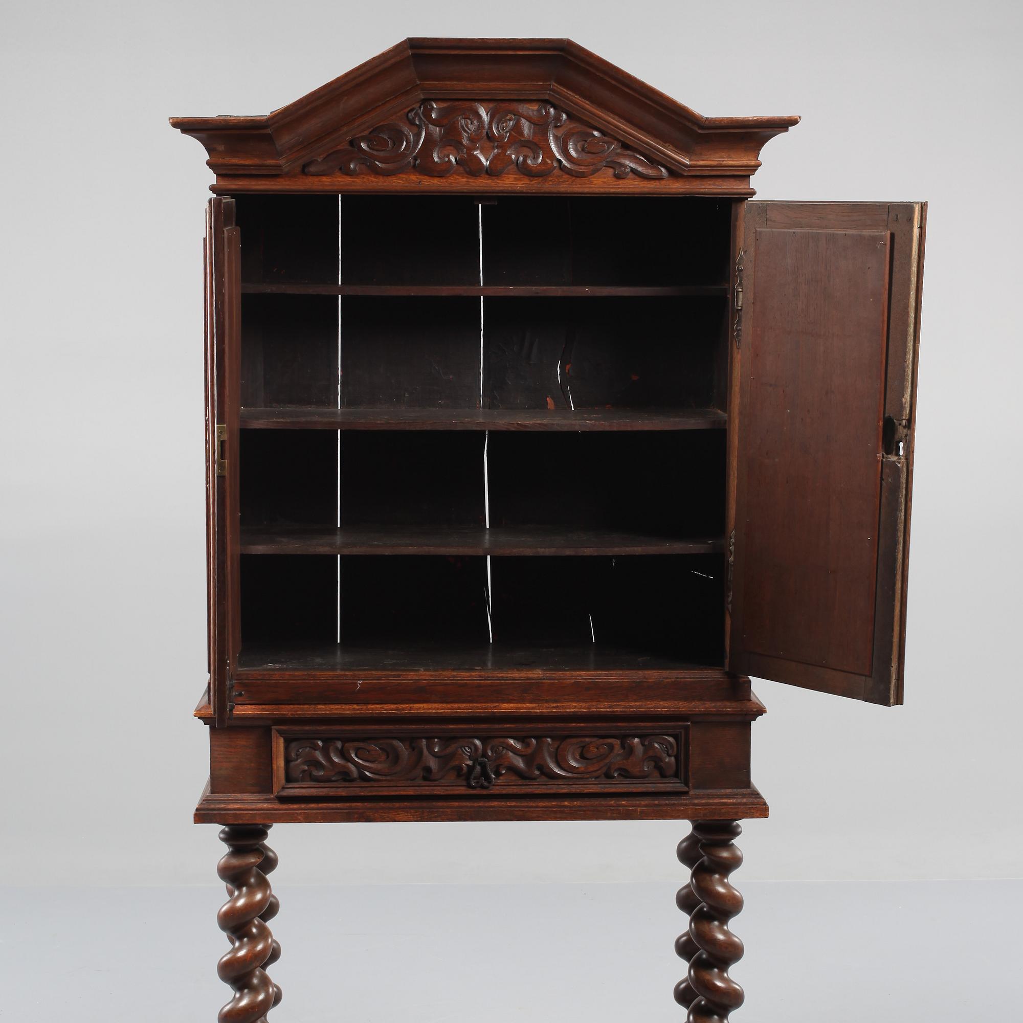 SKÅP PÅ BENSTÄLLNING, 1700-tal.