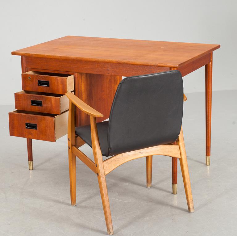 SKRIVBORD samt STOL, 1950/60-tal.