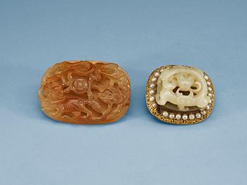 A jadeit belt buckle mounted with pearls and a Agathe placque, late Qing dynasty.